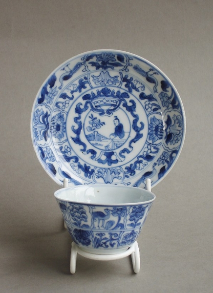 Interesting Chinese export porcelain teabowl and saucer, Yongzheng