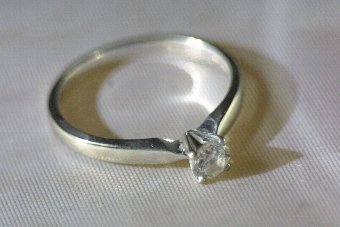 STUNNING ART DECO 18CT WHITE GOLD DIAMOND SOLITAIRE RING 1/4CT