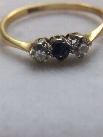 LOVELY EDWARDIAN 18CT GOLD SAPPHIRE AND DIAMOND 3 STONE RING