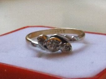 LOVELY EDWARDIAN 18CT GOLD 3 STONE DIAMOND CROSSOVER RING