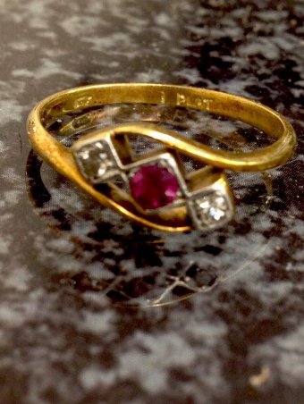 EDWARDIAN 18CT GOLD AND PLATINUM DIAMOND AND RUBY CROSSOVER RING