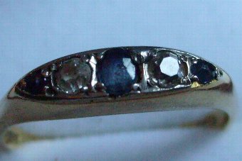 PRETTY 18CT GOLD SAPPHIRE AND DIAMOND 5 STONE RING.