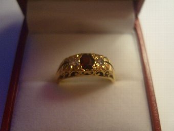 LOVELY ART DECO DESIGN 18CT GOLD GARNET AND DIAMOND RING