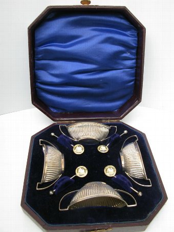 BEAUTIFUL CASED SET OF 4 EDWARDIAN SILVER SALTS AND SPOONS B/HAM 1901 