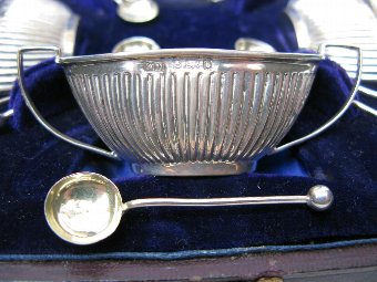 Antique BEAUTIFUL CASED SET OF 4 EDWARDIAN SILVER SALTS AND SPOONS B/HAM 1901 