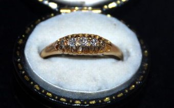 Lovely 18ct yellow gold 5 stone diamond ring