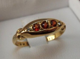 Fine 18ct Gold Garnet & Diamond Set Ring size UK N, dated 1919.