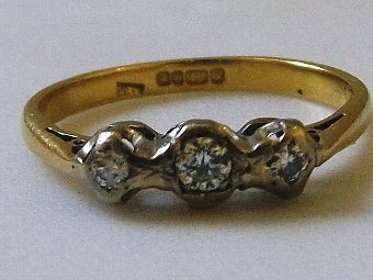 Lovely Dainty 18ct Gold 3 Stone Diamond Ring 