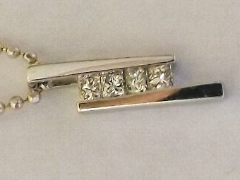 Stunning 18ct White Gold Diamond Pendant & Chain