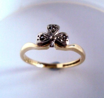 Lovely Vintage 18ct Gold,Diamond & Platinum Trefoil Ring.
