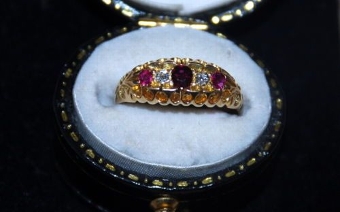 ANTIQUE 18ct GOLD 5 STONE RUBY & DIAMOND RING, SIZE O, 3.1g 