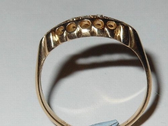 Antique Antique 18 Carat Gold and 5 Stone Graduated Diamond Ring.