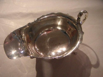 Antique SILVER SAUCE BOAT WITH SCALLOPED EDGE ON THREE FEET BY VINERS 1937
