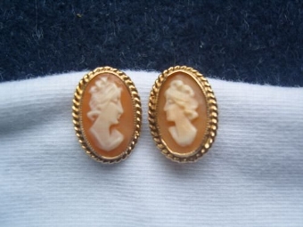 Lovely Art Deco Pair of 9ct Gold Cameo Earrings