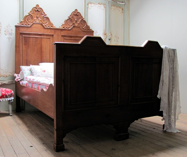  IMPOSING ANTIQUE GOTHIC STYLE DOUBLE BED - C1900