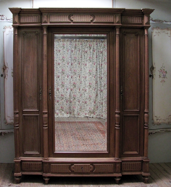 ? HUGE ANTIQUE FRENCH SOLID OAK ARMOIRE - C1900 ?