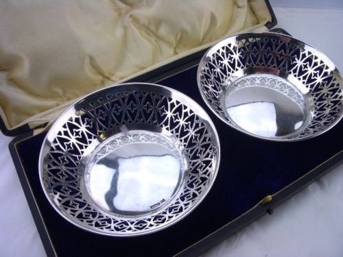WALKER & HALL Silver BON BON Dishes - 1917- cased