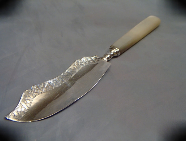 NICE ANTIQUE GEORGIAN SOLID SILVER MOTHER OF PEARL BUTTER SPREADER 1810
