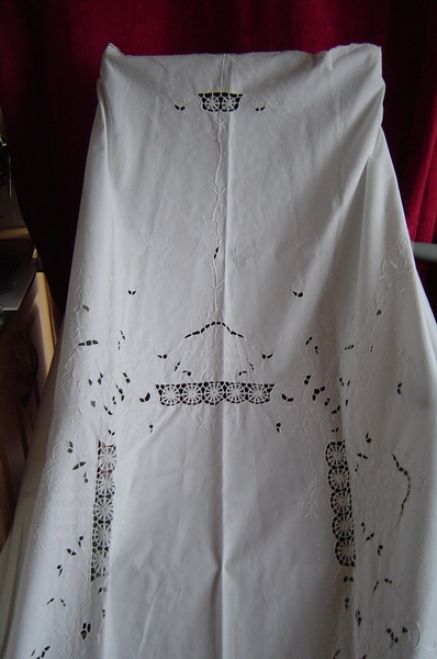 VINTAGE LINEN CROCHETED/EMBROIDERED TABLECLOTH