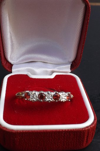 Diamond & rubie 9ct gold ring size V