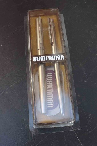 Waterman fountain pen set comes with case 