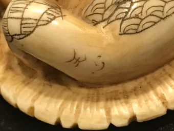 Antique Japanese  carved bone netsuke 