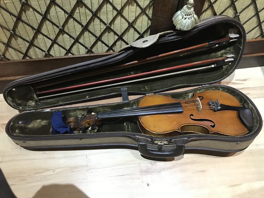 Violin German with two bows and case 19th century