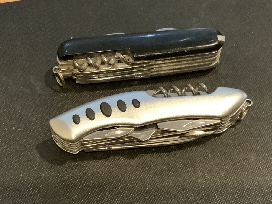2 multi purpose pocket knives
