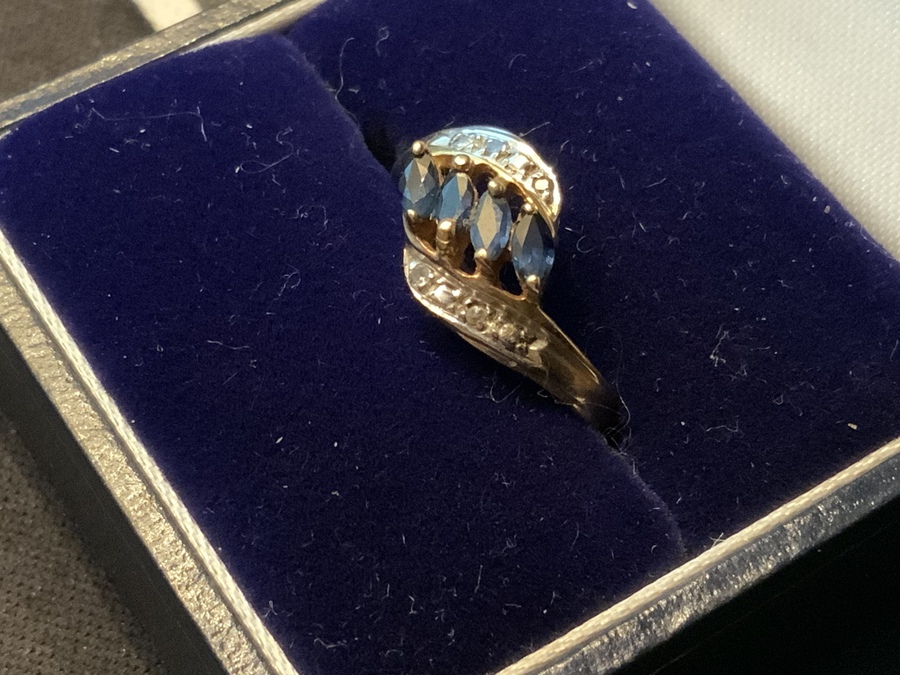 Antique Emerald & Diamonds ladies 9CT gold ring
