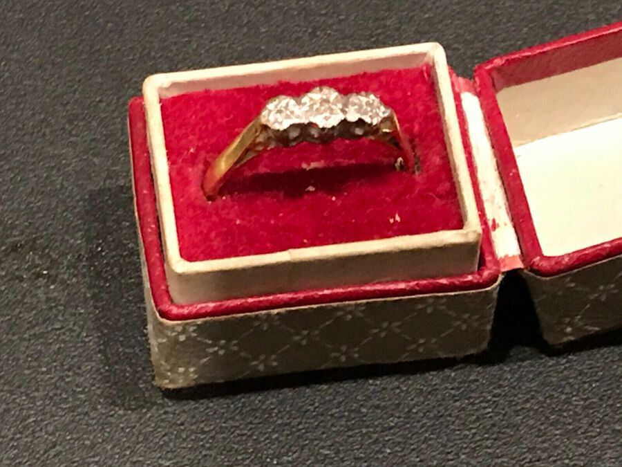Diamonds 18CT lady’s vintage ring
