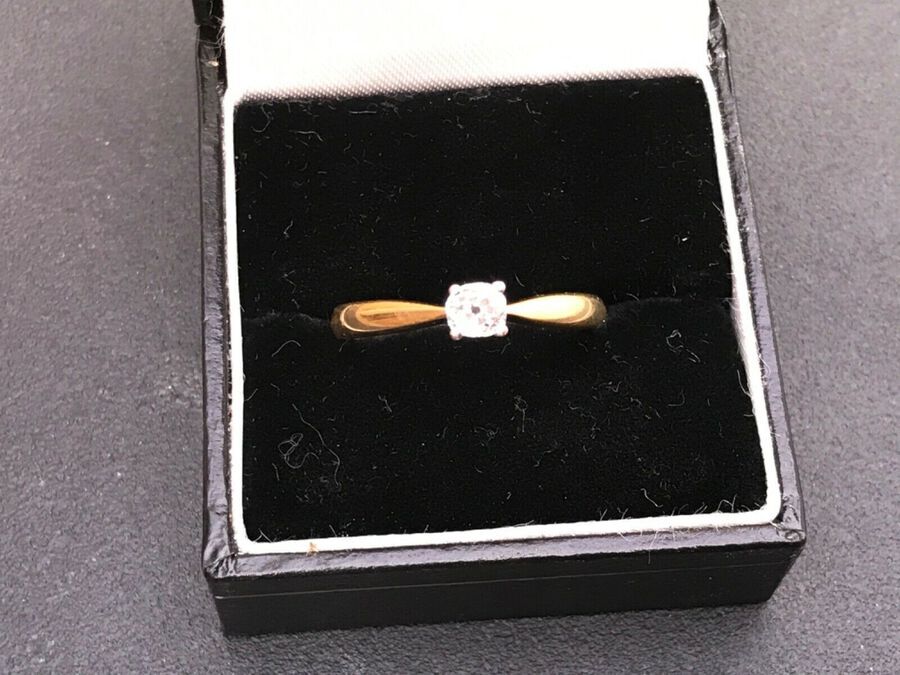 Lady’s 18Ct solid gold ring with solitaire diamond
