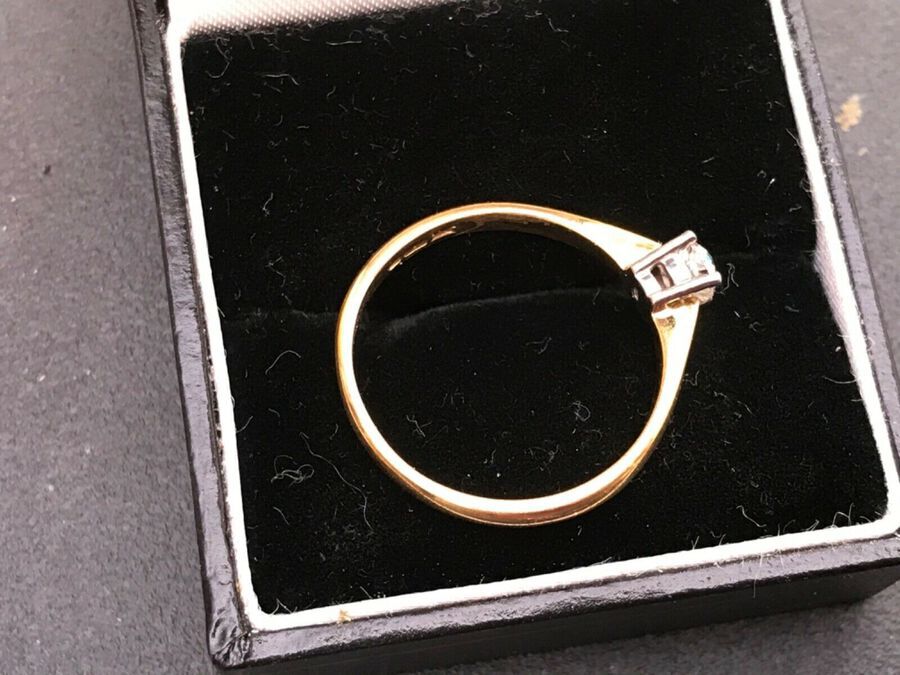 Antique Lady’s 18Ct solid gold ring with solitaire diamond