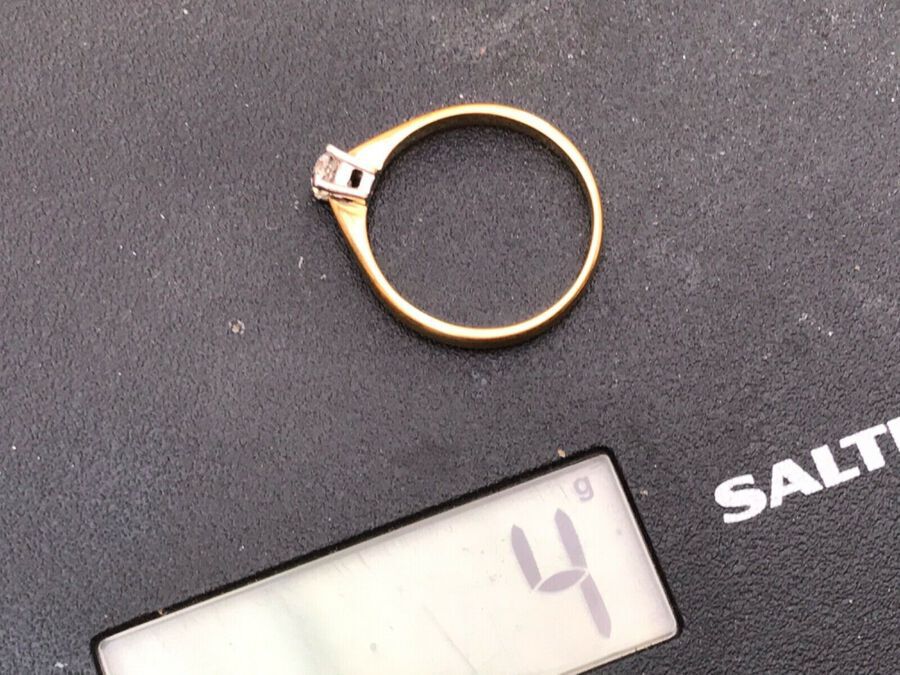 Antique Lady’s 18Ct solid gold ring with solitaire diamond
