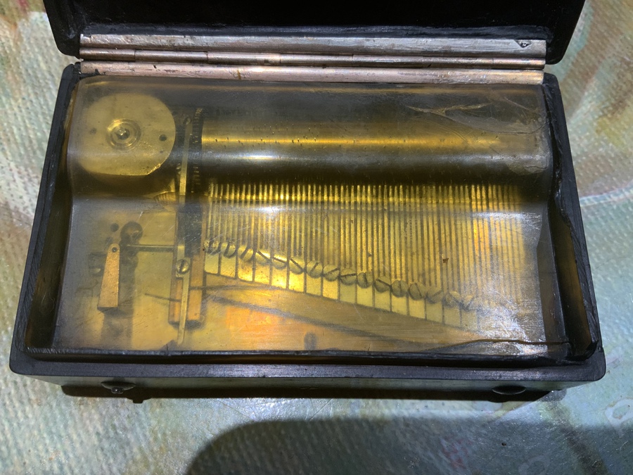 Antique Sectional comb table top Snuff music box