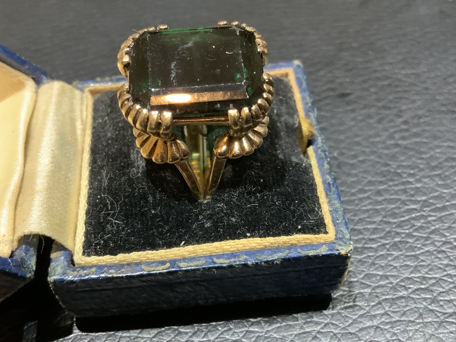 Antique Vintage ladies gold with green Tourmaline.  stone ring 9CT
