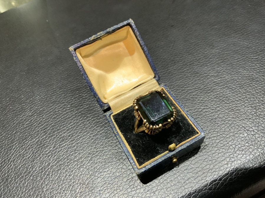 Antique Vintage ladies gold with green Tourmaline.  stone ring 9CT