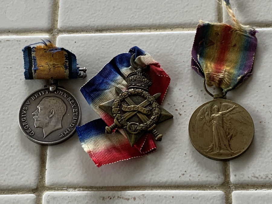 1WW MEDALS TO SOLDIER OF THE 12TH Hampshire Regiment