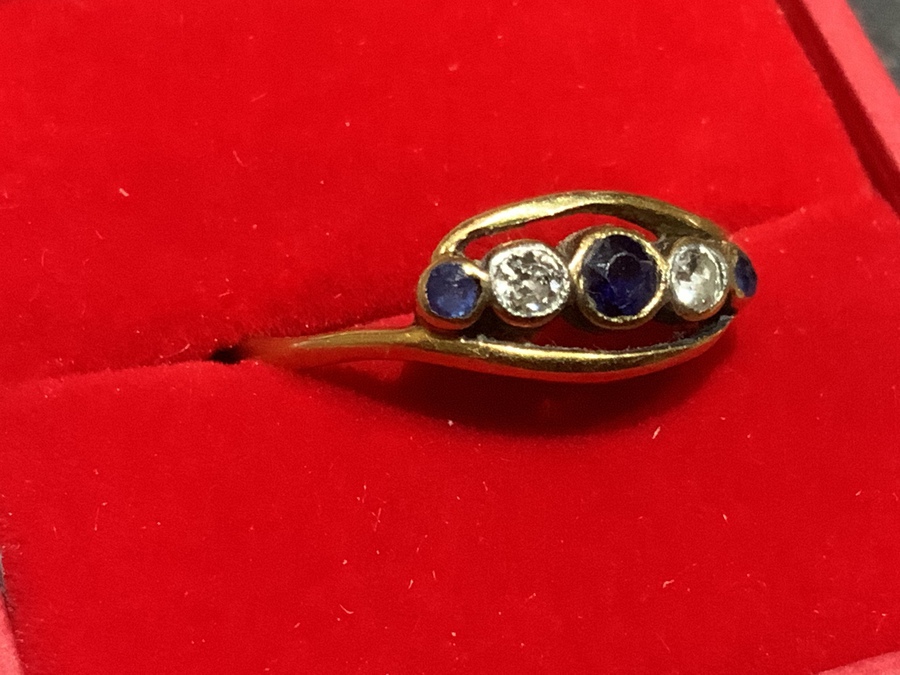 Antique Diamonds & Sapphire’s 18CT gold Ladies ring.