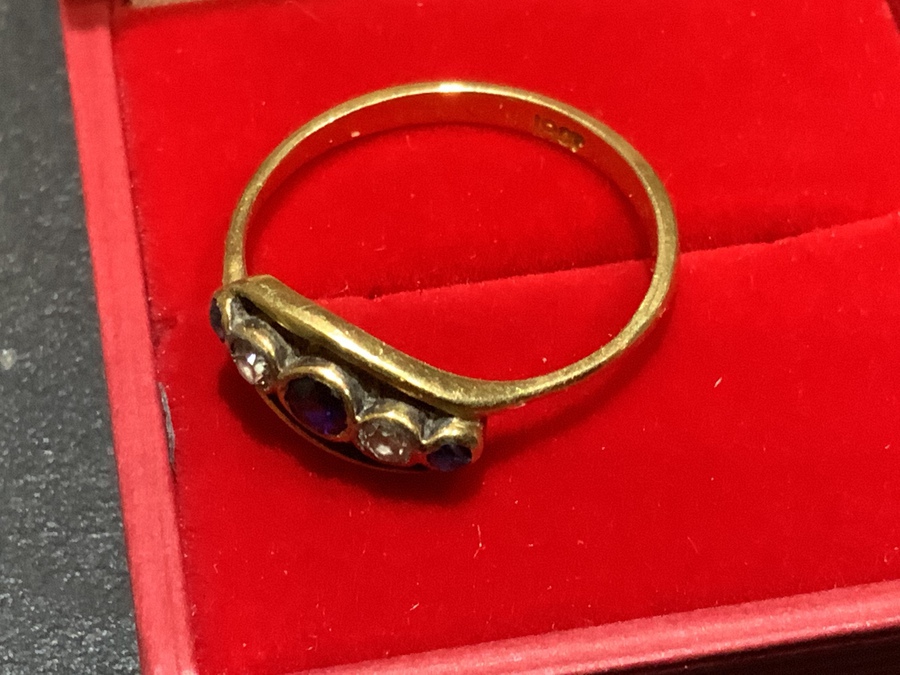 Antique Diamonds & Sapphire’s 18CT gold Ladies ring.