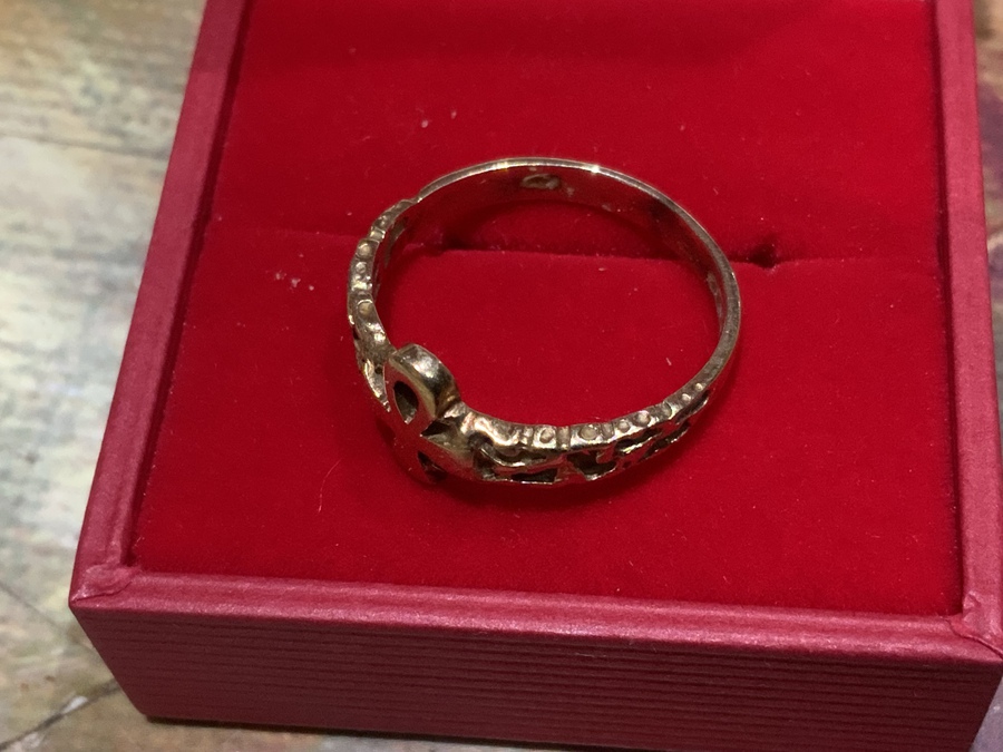 Antique Celtic 9CT Gold ring and presentation box 