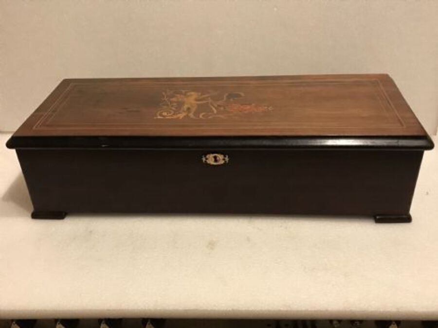 Music box playing ten airs with inlaid case