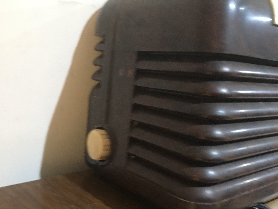 Antique Art Deco Bakelite radio