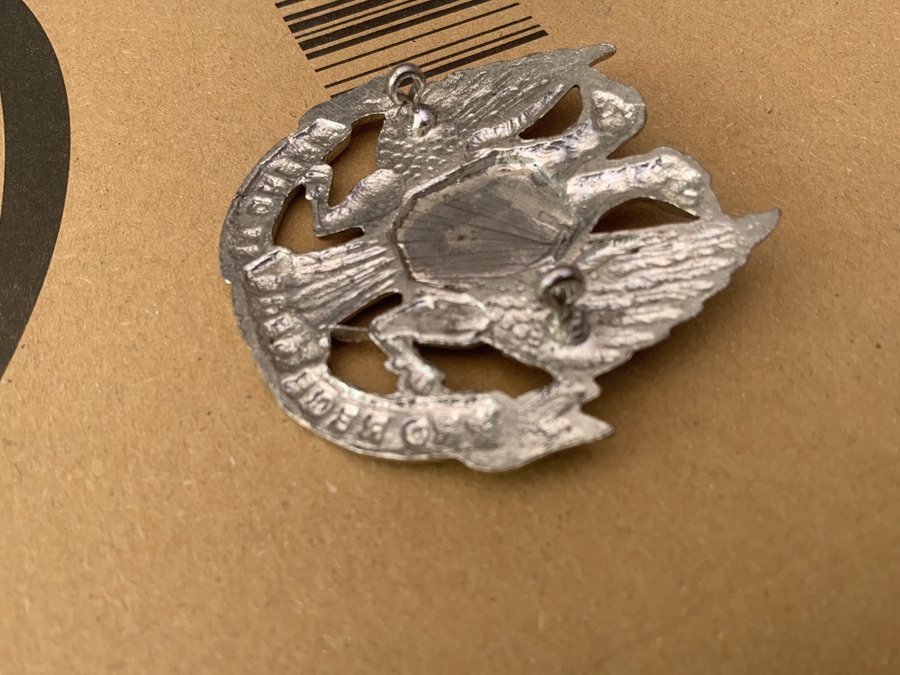 Antique British army soldiers cap badge 1ww