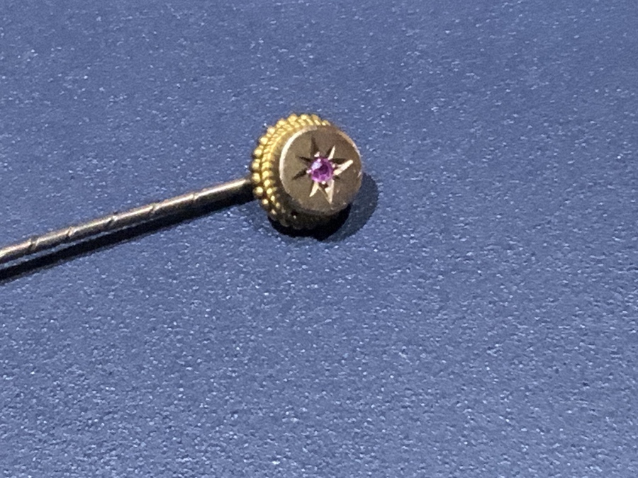 Antique Tie pin Sapphire + 9CT gold