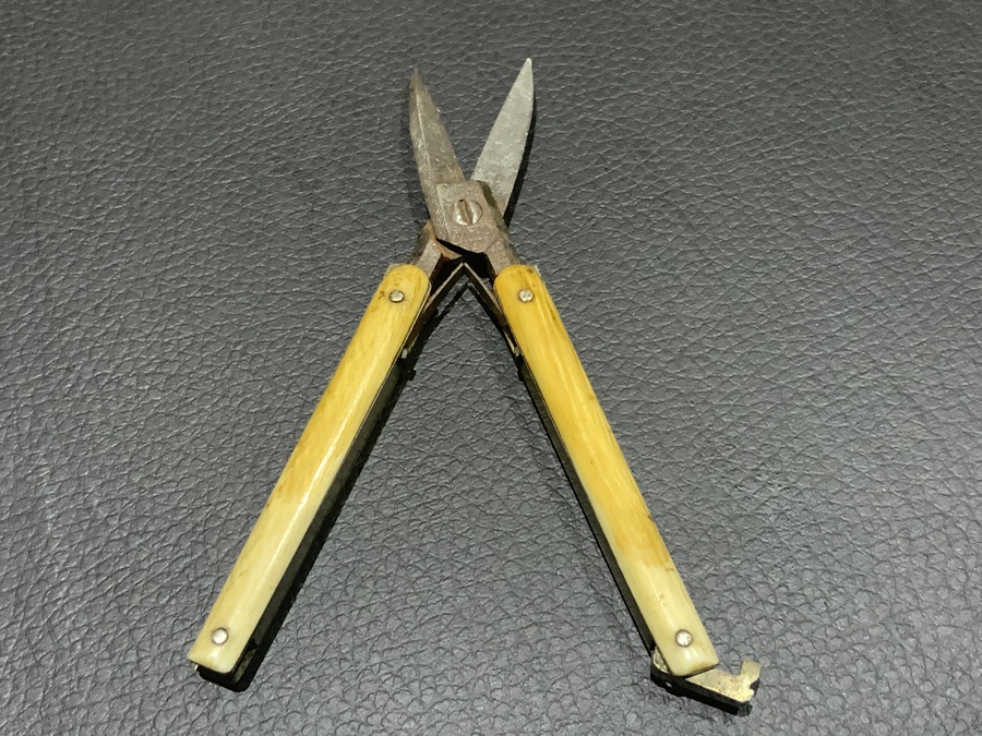 Victorian fold away scissors