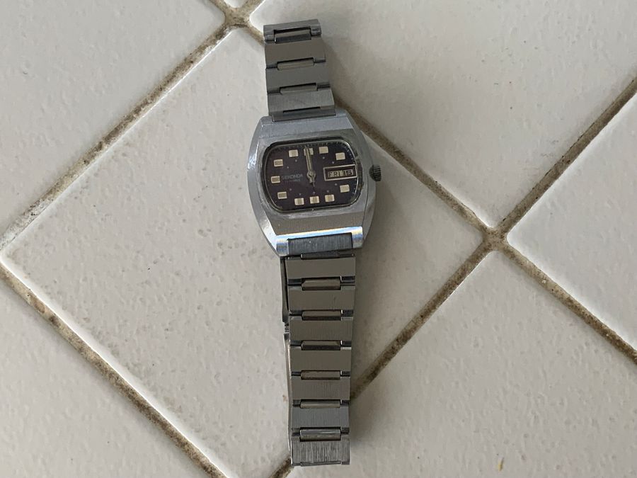 Seconda mans vintage wristwatch