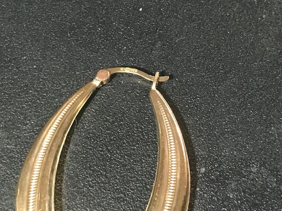 Antique Gold pair of ladies earrings 9CT 