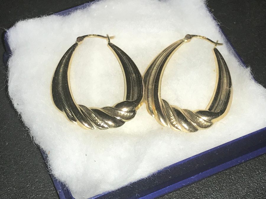 Antique Gold pair of ladies earrings 9CT 