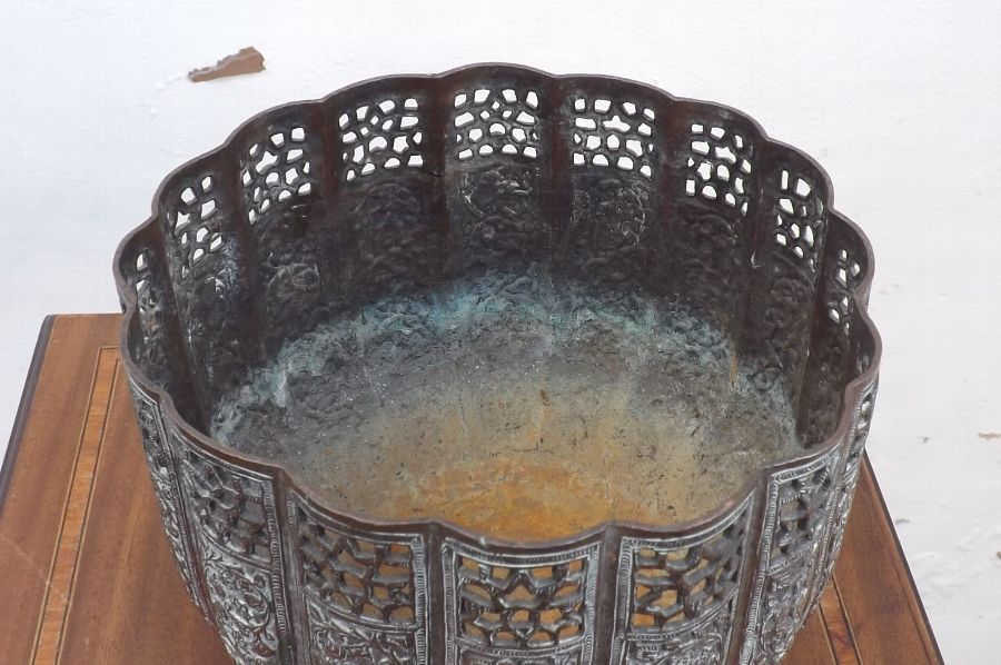 Antique Persian Bowl antique comes with free worldwide post. SB