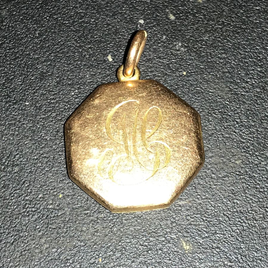 Locket 15 CT gold tops in quality